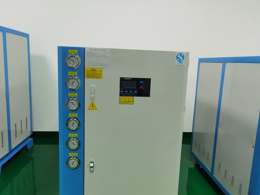 冬天工業冷水機有沒有四通閥？