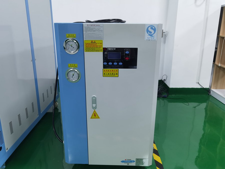 安裝水冷螺桿機